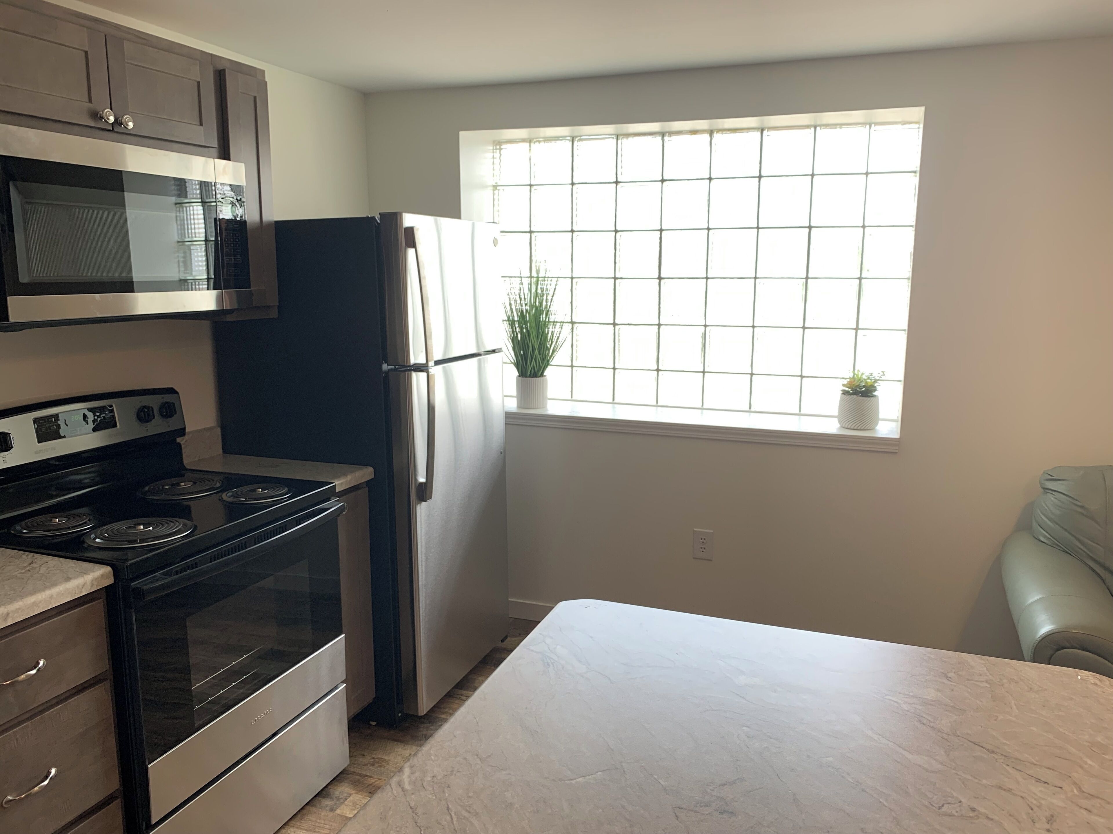 Cozy apartment close to downtown Hannibal with full kitchen, A/C, and Wi-Fi