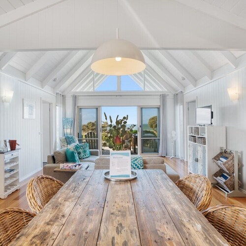 Absolute Beach Frontage
Self Contained Cottage
Fully equipped for your holiday