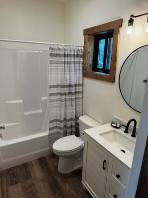 Sèche-cheveux, serviettes fournies, savon, shampoing