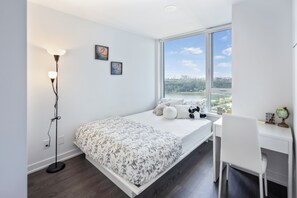 1 bedroom, desk, iron/ironing board, free WiFi - Luxury lake view |Beach pool |High park |Outdoor Swimming Pool |Balcony (Toronto)