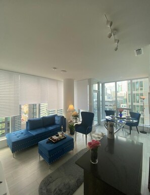 Living area - Professional Vacation Rental (Toronto)