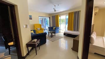 Deluxe Apartment, Balcony, City View | Living area