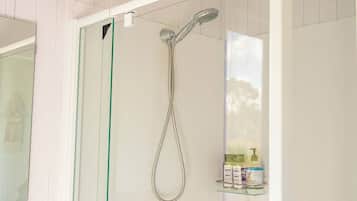 Douche, sĂšche-cheveux, serviettes fournies