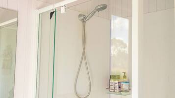 Suihku, hiustenkuivaaja, pyyhkeet