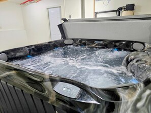 Interior - Spacious 7 BR upper level duplex on a large lot (Girdwood)