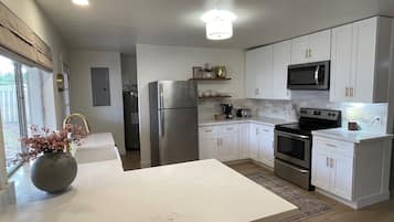 Køleskab, mikrobølgeovn, ovn, kogeplade