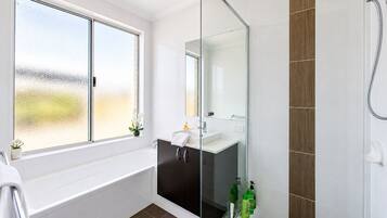 Deluxe huis, Meerdere bedden, niet-roken | Badkamer | Gratis toiletartikelen, een haardroger, handdoeken, zeep