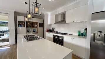 Deluxe House, Multiple Beds, Non Smoking | Private kitchen | Full-size fridge, microwave, oven, stovetop