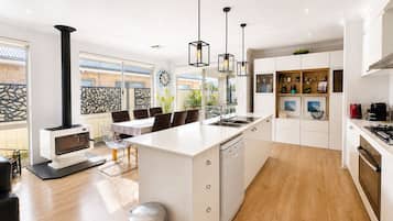 Deluxe House, Multiple Beds, Non Smoking | Private kitchen | Full-sized fridge, microwave, oven, stovetop