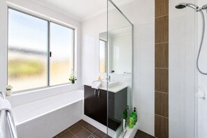 デラックス ハウス ベッド (複数台) 禁煙 | バスルーム | バスアメニティ (無料)、ヘアドライヤー、タオル、石鹸