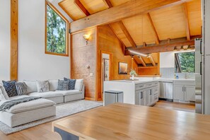 Televisión, chimenea y oficina 