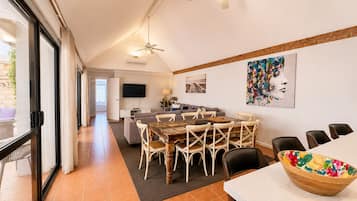 Deluxe House, Multiple Beds, Non Smoking | Dining room