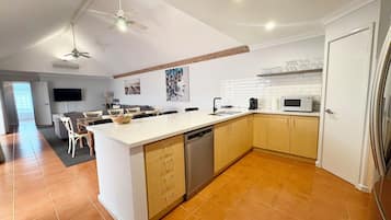 Rumah Deluks, Beberapa Tempat Tidur, Bebas Asap Rokok | Dapur pribadi | Lemari es besar, microwave, oven, dan kompor