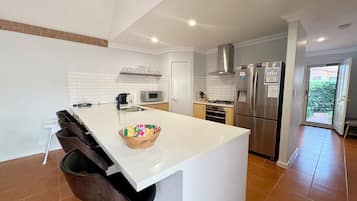 Rumah Deluks, Beberapa Tempat Tidur, Bebas Asap Rokok | Dapur pribadi | Lemari es besar, microwave, oven, dan kompor