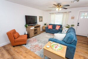 TV - Snowbird friendly rates |Close to Beaches |10 Min to Downtown Fort Walton Beach |Quiet neighborhood (Fort Walton Beach)