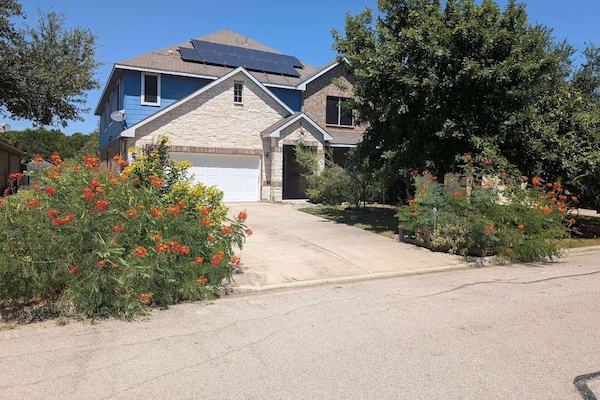 Welcome to the Grand Hutto Lodge! A huge handicap accessible home.