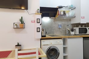 Refrigerador, microondas y utensilios de cocina 