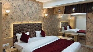 Ein modernes Schlafzimmer mit einem großen Bett, einem Deckenventilator und einem Spiegel.