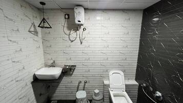 Standard Room | Bathroom | Shower, rainfall showerhead, towels