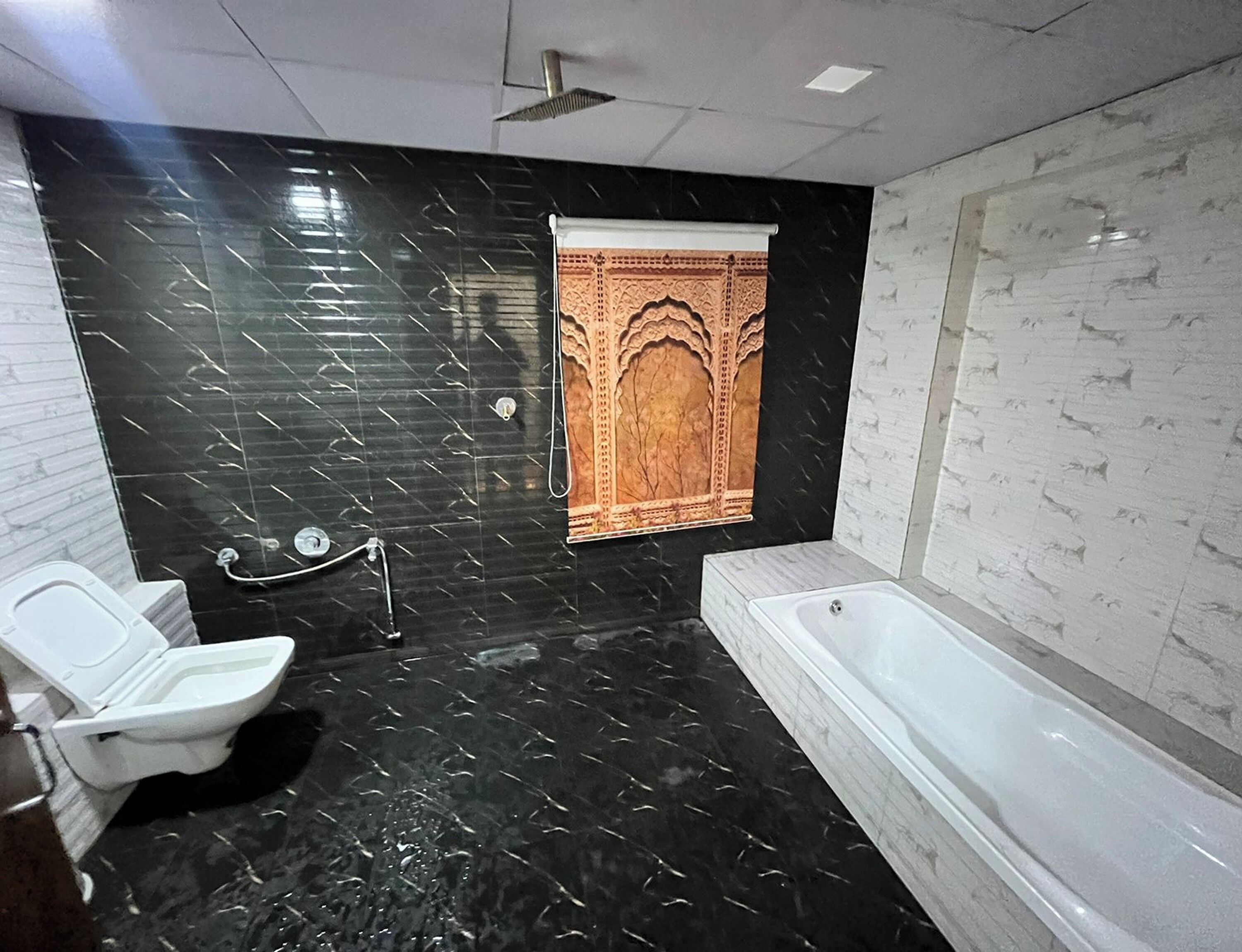 Superior Room | Bathroom | Shower, rainfall showerhead, towels