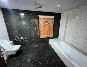 Habitación superior | Baño | Regadera, regadera tipo lluvia, toallas