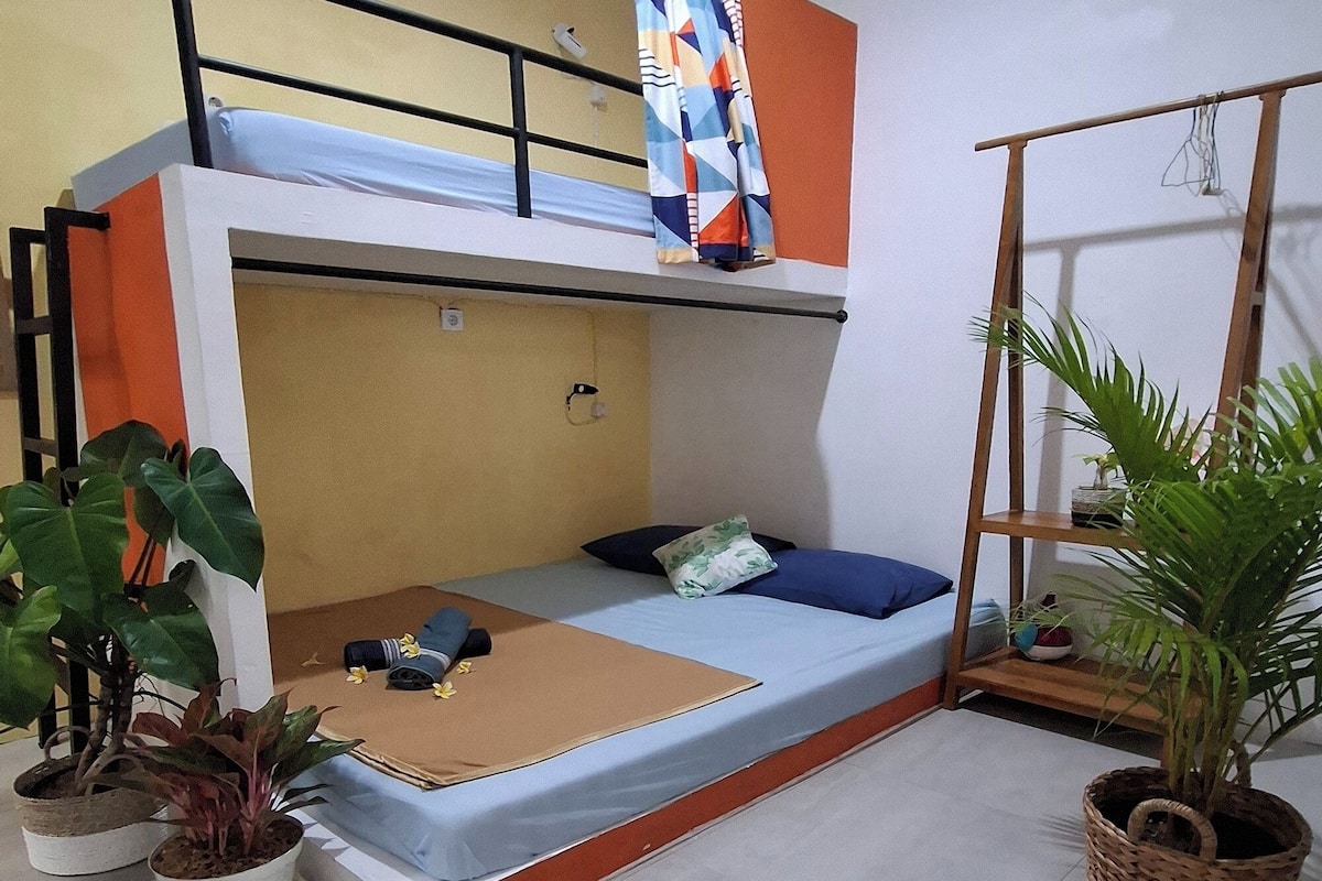 Family Room | Desk, free WiFi