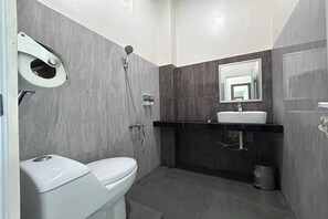 Superior Room | Bathroom | Shower, rainfall showerhead, free toiletries, towels - Gs 2 Syariah (Surakarta)