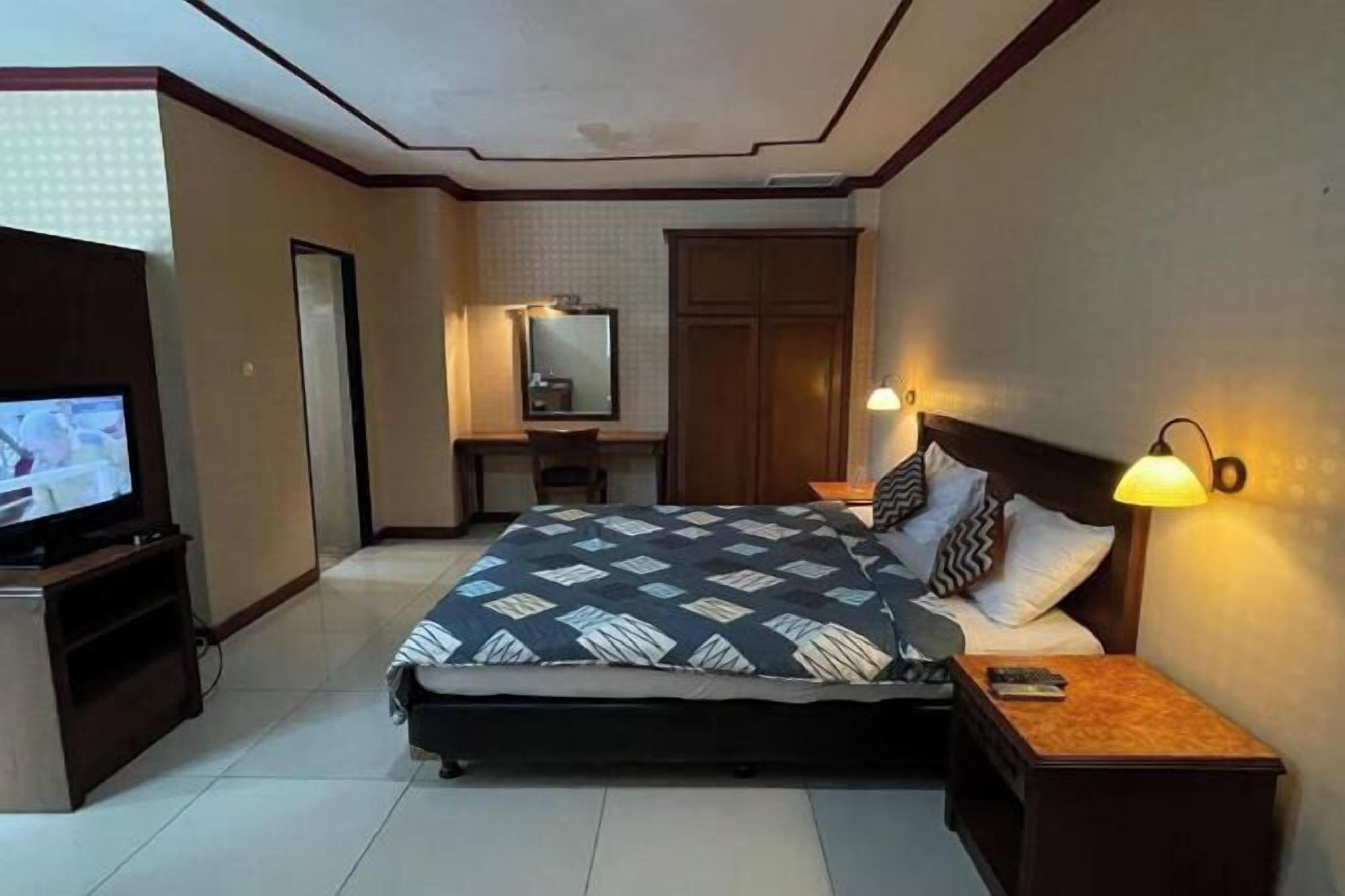 Desk, free WiFi, bed sheets