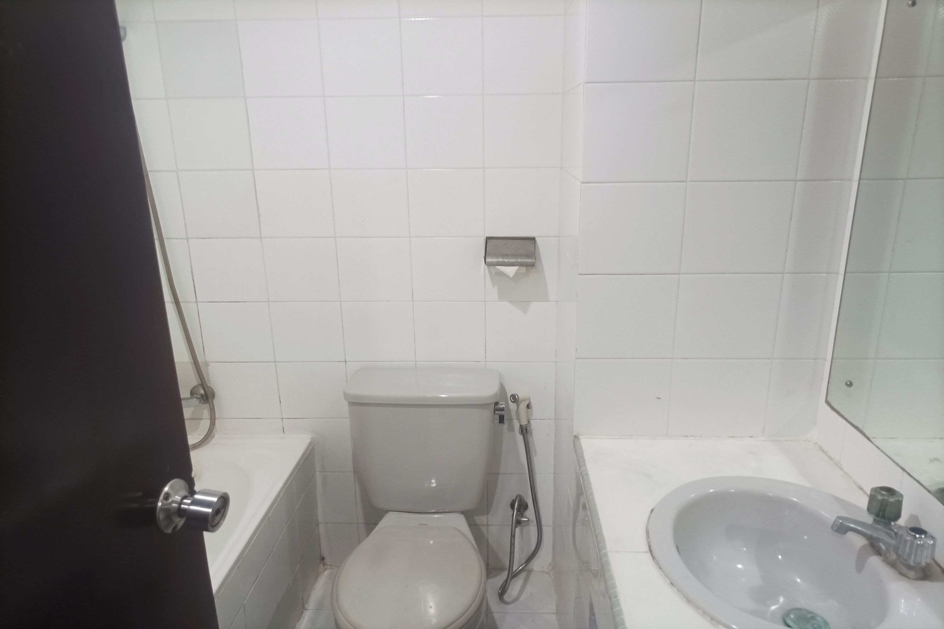 Ein kleines Badezimmer mit Toilette, Waschbecken und Dusche.