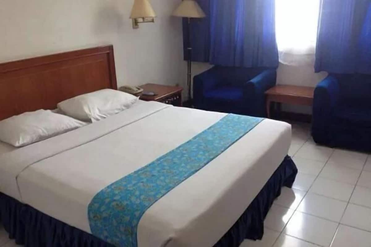Desk, free WiFi, bed sheets
