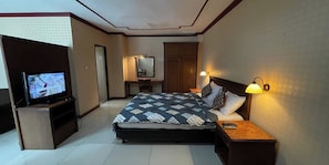 Desk, free WiFi, bed sheets - Hotel Efita (Bogor)