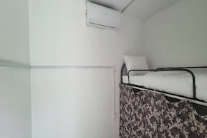 Standard Bunk Bed without window | Skrivebord, wi-fi (inkludert) og sengetøy