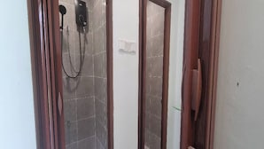 Deluxe Double Bunk Bed without Window | Bathroom | Shower, rainfall showerhead, free toiletries, hair dryer - Kl Backpackers Haven (Kuala Lumpur)