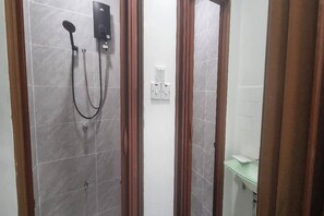 Shower, rainfall showerhead, free toiletries, hair dryer