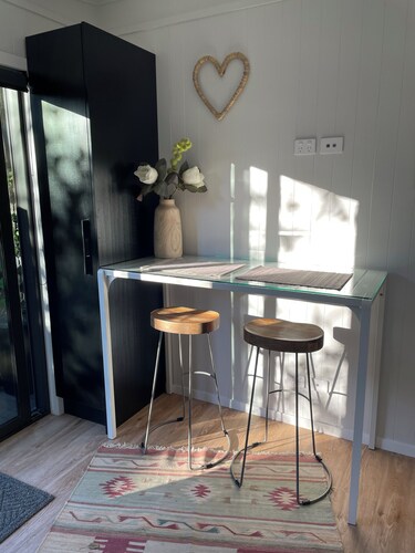 Travellers Hideaway – private, quiet garden, off-street parking, great location.