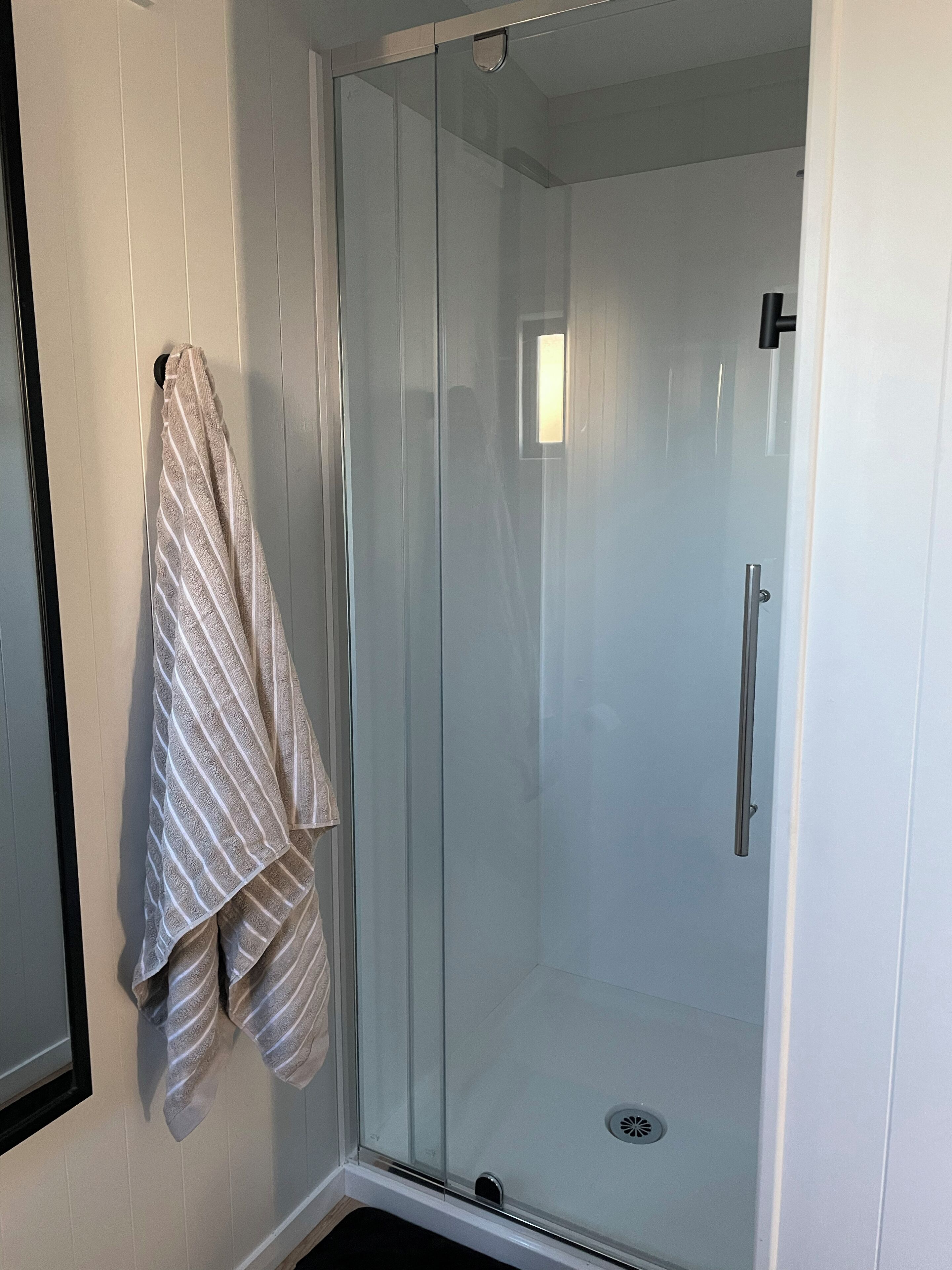 Dusche, umweltfreundliche Kosmetikartikel, Haartrockner, Handtücher