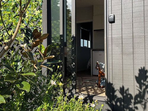 Tiny-Home Garden Hideaway – Private, quiet, garden setting w/off-street parking.