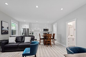 Smart TV - New and spacious suite close to town, attractions and hospital (Duncan)