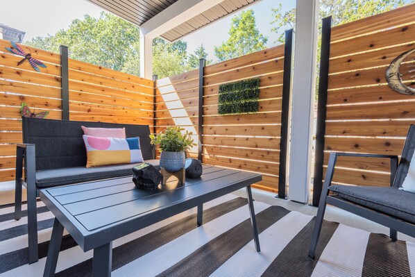 Terrace/patio - New and spacious suite close to town, attractions and hospital (Duncan)