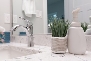 Handdukar, tvål, schampo och toalettpapper