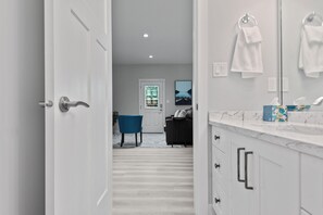 Interior - New and spacious suite close to town, attractions and hospital (Duncan)