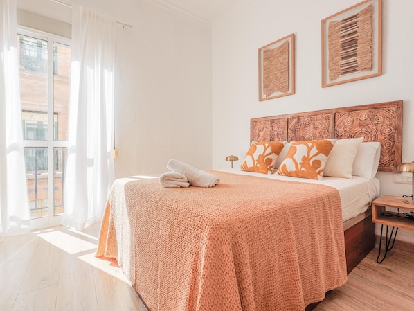 2 bedrooms, iron/ironing board, internet, bed sheets