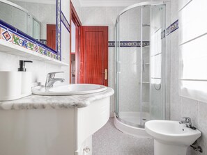 Douche, sèche-cheveux, serviettes fournies