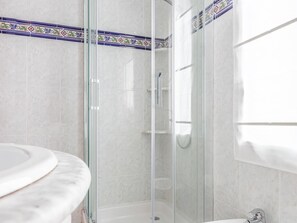 Douche, sèche-cheveux, serviettes fournies