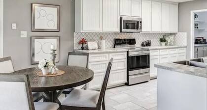 Charming 4-bedroom house in Peralta. Sit outside and enjoy the beautiful Sunset