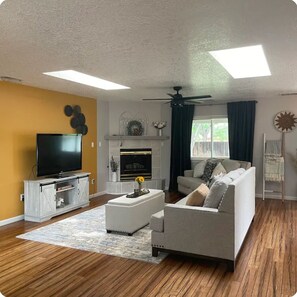 Smart TV, chimenea y libros 