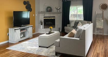 Charming 4-bedroom house in Peralta. Sit outside and enjoy the beautiful Sunset