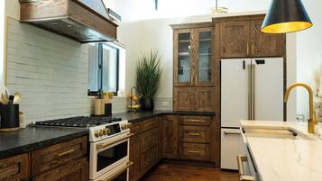 Een koelkast, een magnetron, een oven, een kookplaat