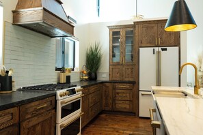 Jääkaappi, mikroaaltouuni, uuni, liesi