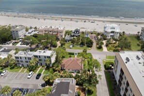 Na praia, passeios de caiaque, passeios de lancha, prática de pesca 